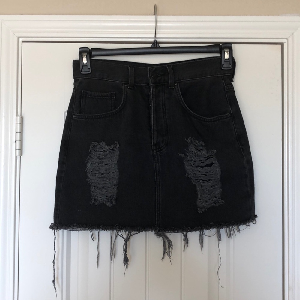 FOREVER 21 Distressed Denim Skirt 💕